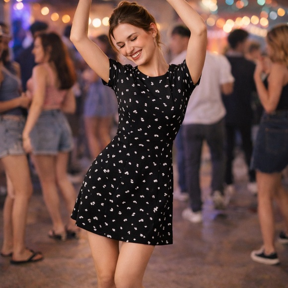 Ann Taylor Petite Dress 00P Black White Floral Fit & Flare Short Sleeve Mini - Picture 3 of 9